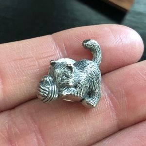 Kitten and yarn brooch